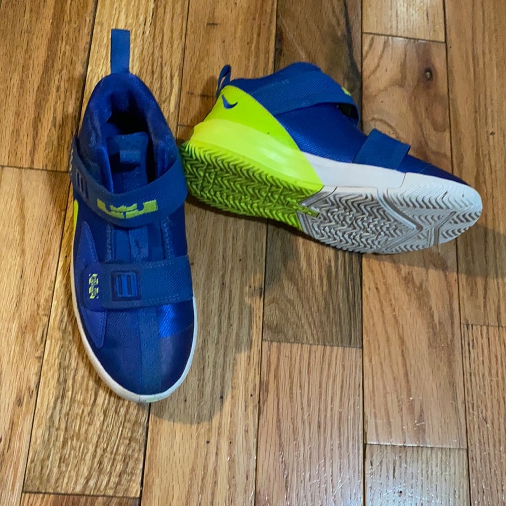 Nike Lebron boys 2.5 shoes